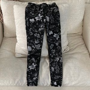 Women’s Old Navy black floral workout leggings size S